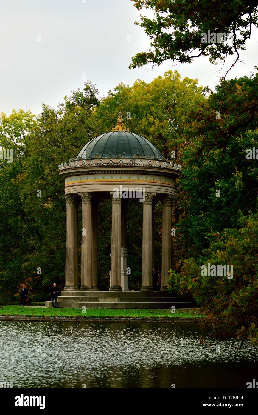 Tempio di Apollo in Nymphenburger parco del castello di Monaco di Baviera, Germania, Europa Foto Stock