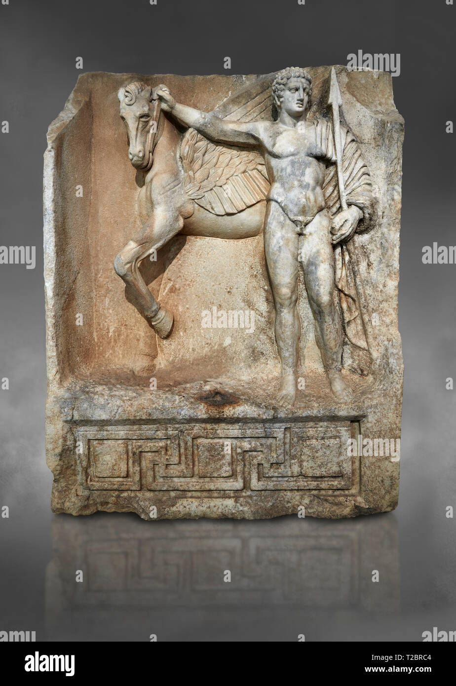 Sebasteion romana scultura in rilievo di Bellerophon Aphrodisias museo, Aphrodisias, Turchia. Contro uno sfondo grigio. Bellerophon era un eroe Lykian Foto Stock