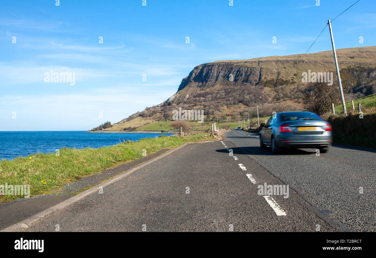 Una guida auto sulla strada costiera di Antrim. La strada costiera è considerato uno dei più grandi unità dell Europa Foto Stock