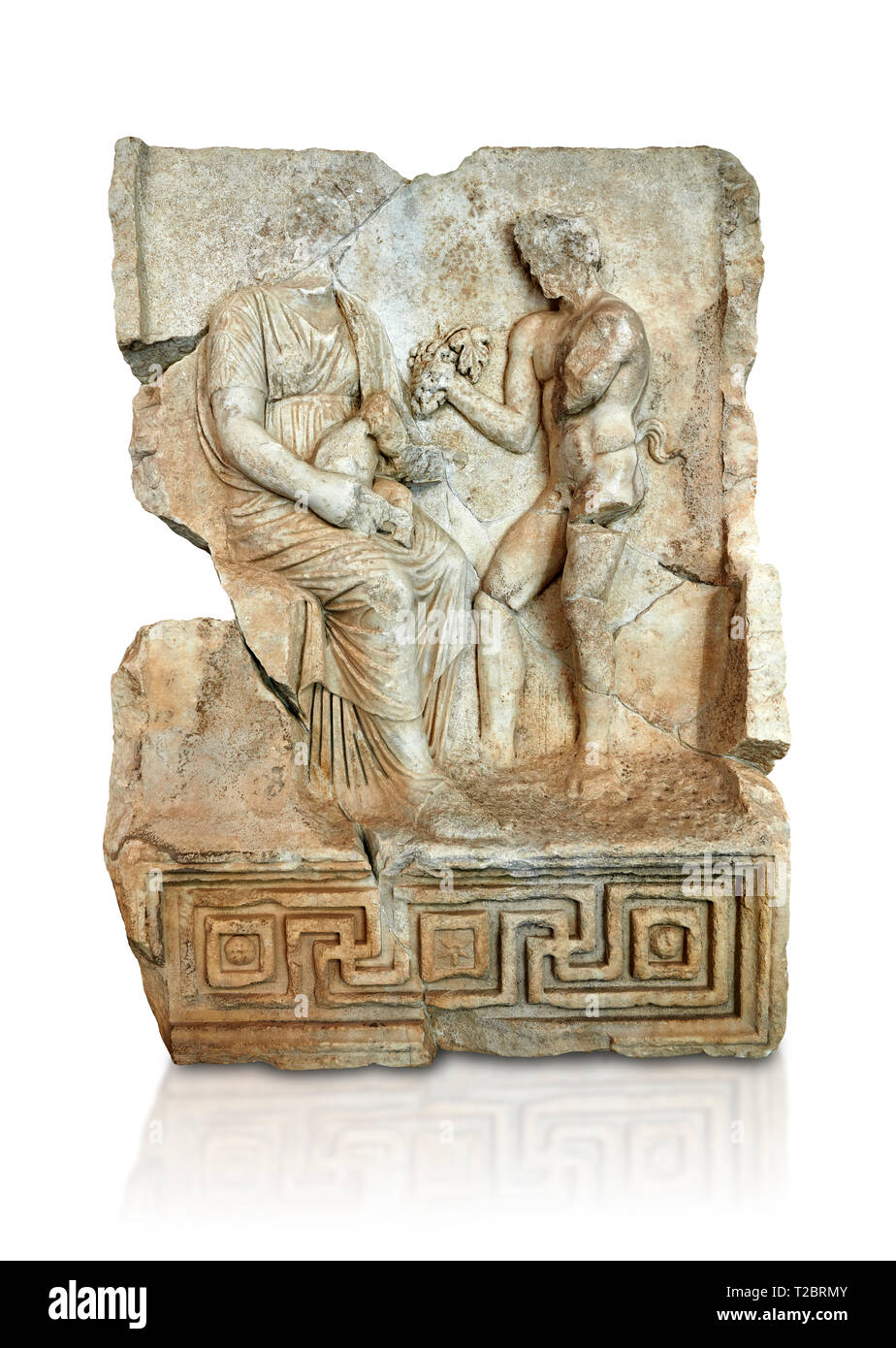 Sebasteion romana scultura in rilievo di Nysa e baby Dioniso Aphrodisias museo, Aphrodisias, Turchia. Contro uno sfondo bianco. La ninfa Nysa Foto Stock