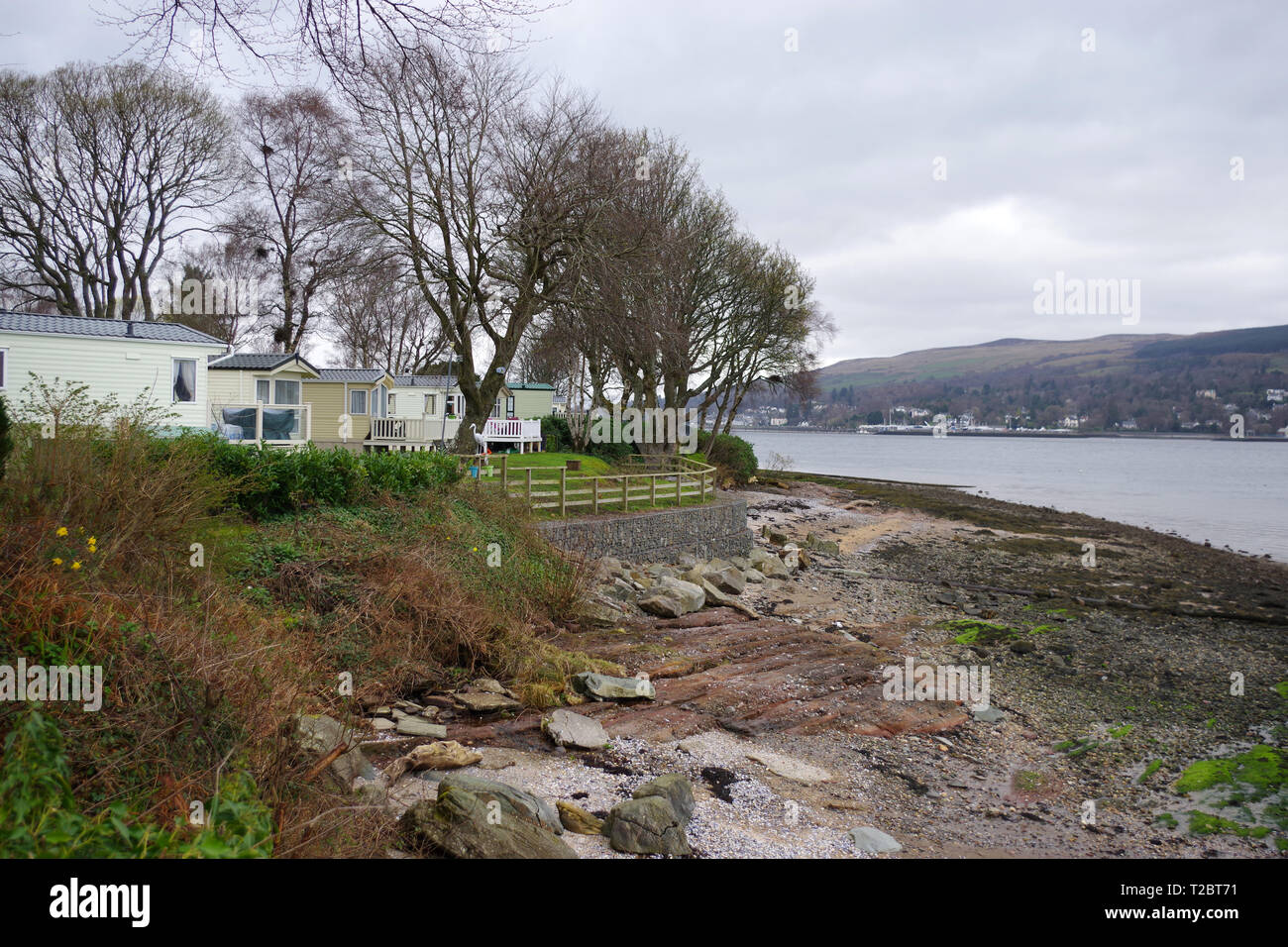 Adagiato sulle rive di un idilliaco lago, Rosneath Castle Park è un vero e proprio ambiente stupefacente per caravan vacanze in Scozia. Foto Stock