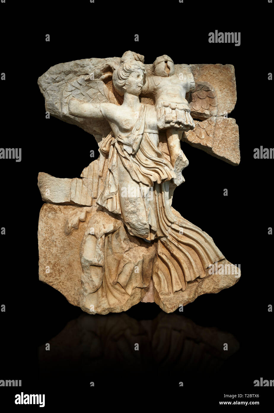 Sebasteion romana scultura in rilievo della dea vittoria, Aphrodisias museo, Aphrodisias, Turchia. Contro uno sfondo nero. Una dea alata Vi Foto Stock