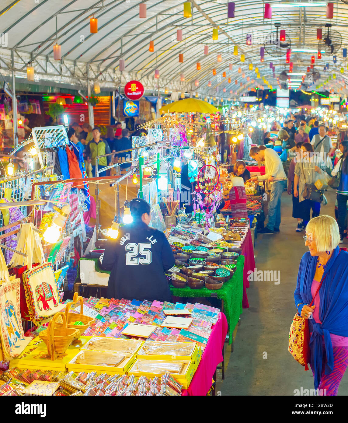 CHIAG MAI, Tailandia - 11 gennaio 2017: la folla di turisti camminare tra i colorati stand illuminata di notte asiatica del mercato di souvenir Foto Stock