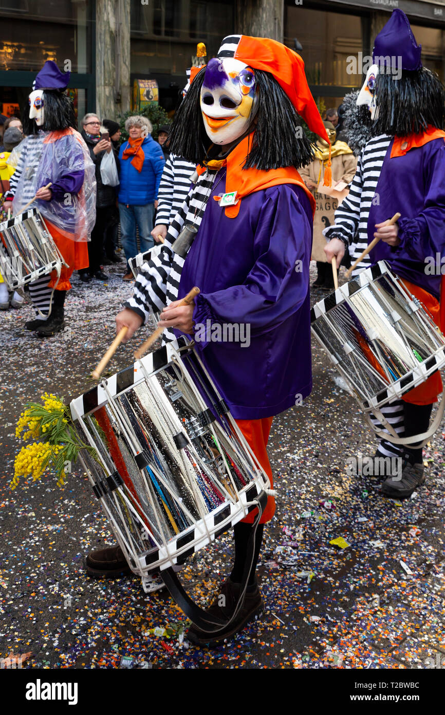 Staenzlergasse, Basilea, Svizzera - Marzo 11th, 2019. Close-up di un laccio batterista in viola arancione costume di carnevale Foto Stock