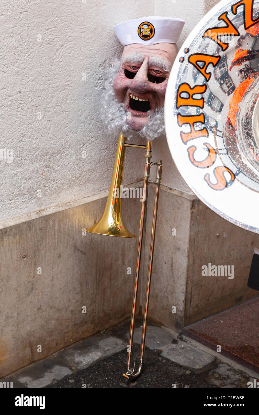 Steinenbachgaesslein, Basilea, Svizzera - Marzo 11th, 2019. Close-up di un trombone e una maschera di Carnevale Foto Stock