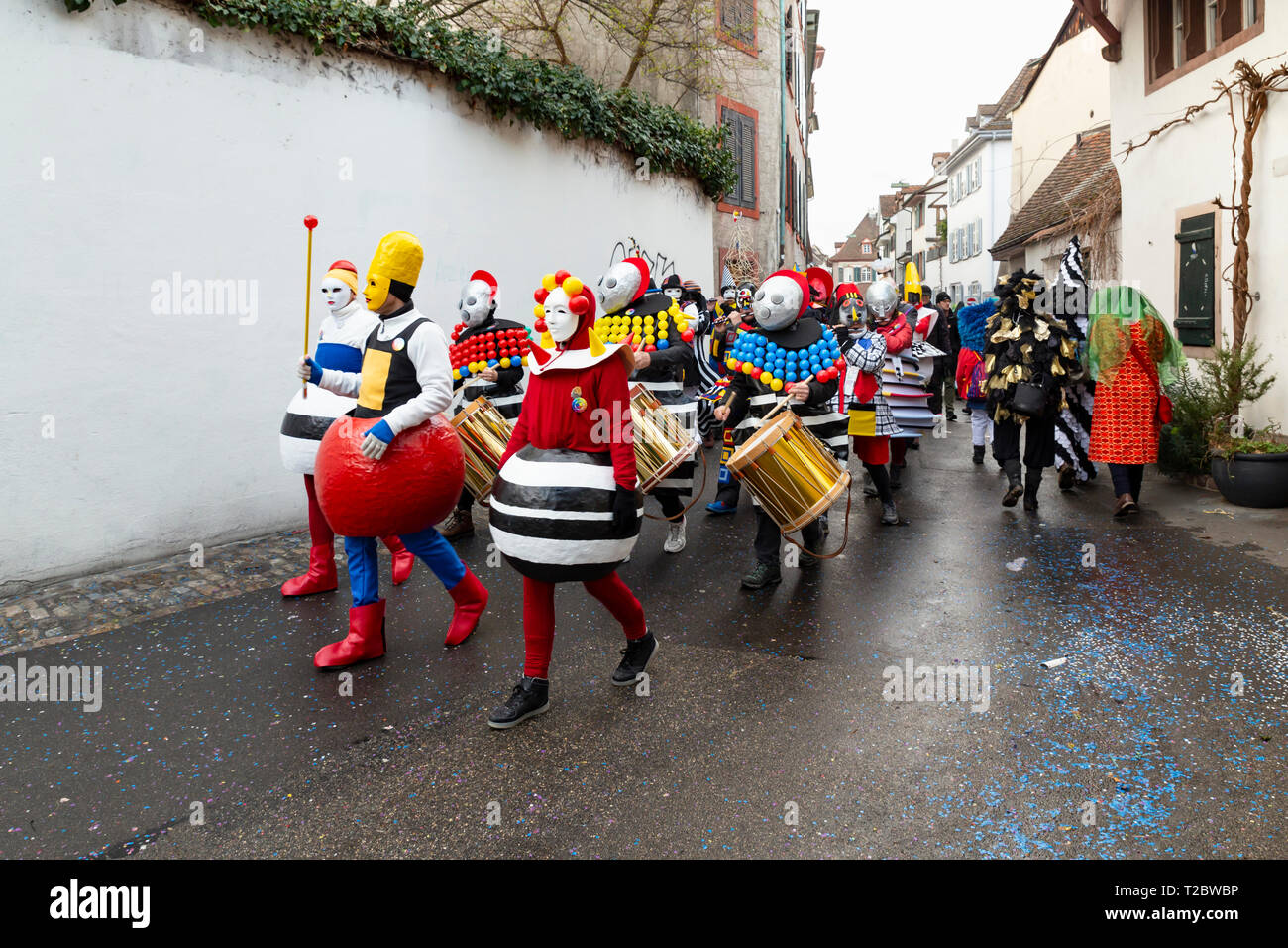 Heuberg, Basilea, Svizzera - Marzo 11th, 2019. Close-up di un carnevale marching gruppo in costumi colorati Foto Stock