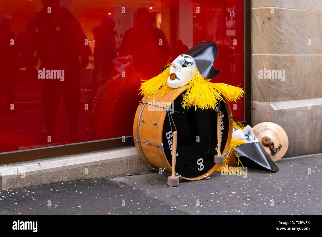 Steinenbachgaesslein, Basilea, Svizzera - Marzo 11th, 2019. Close-up di un tamburo e maschere di carnevale Foto Stock