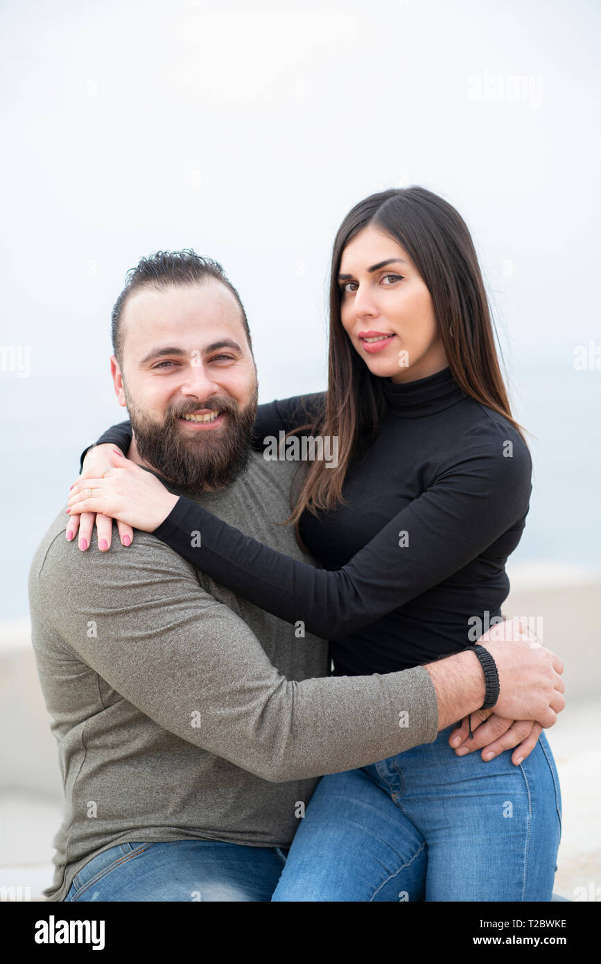 Felice l'uomo e la donna che abbraccia all'aperto Foto Stock