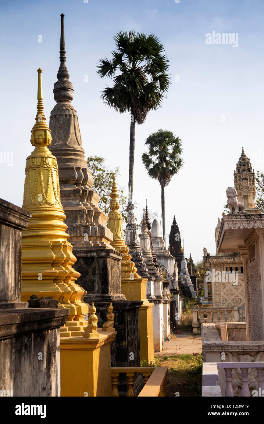 Cambogia, Kampong () Kompong Cham, Banteay Prei Nokor, piccolo stupa e chortens nel monastero motivi Foto Stock