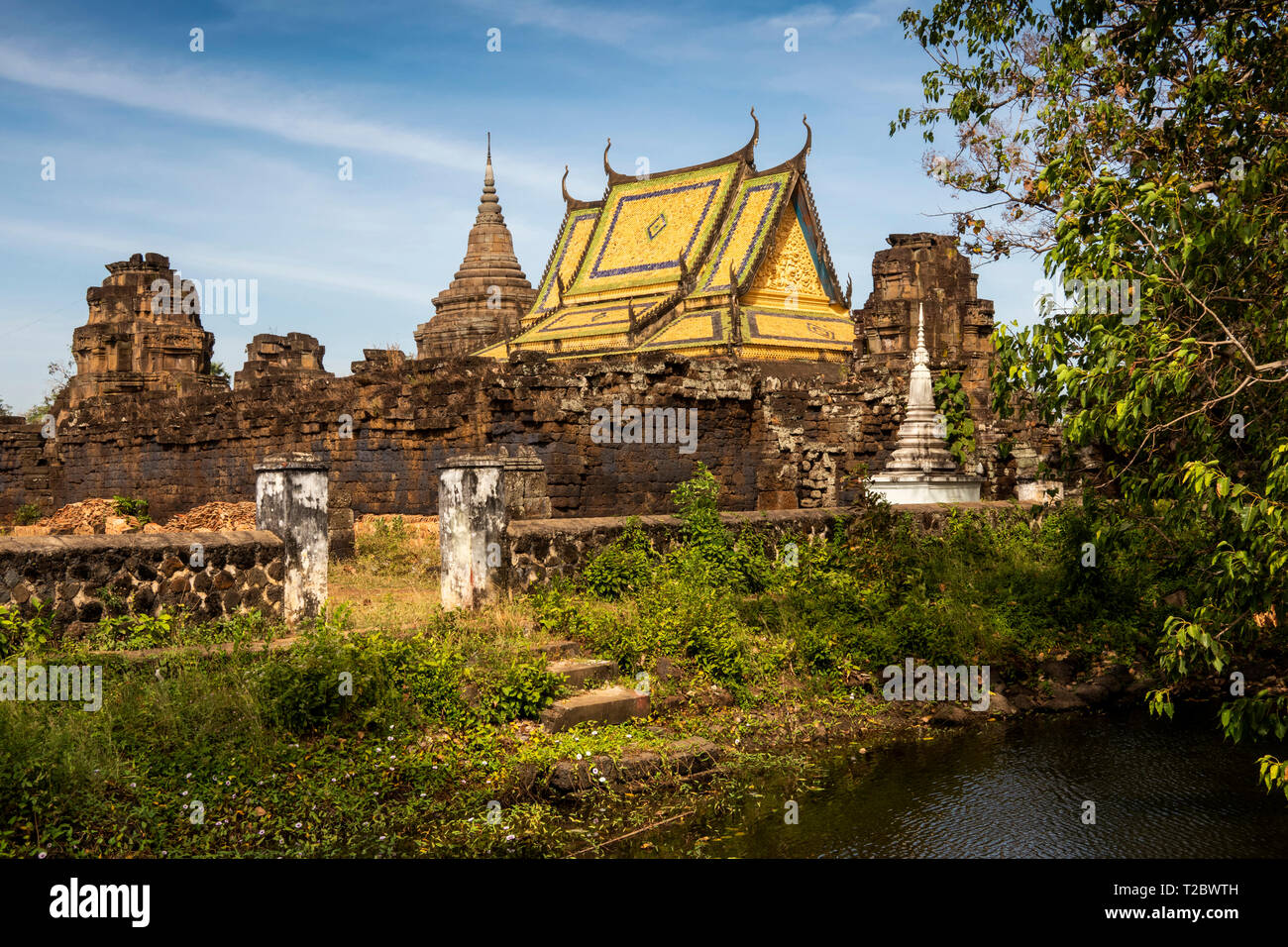 Cambogia, Kampong () Kompong Cham, Banteay Prei Nokor, tetto ornato di Vihara centrale sala da preghiera sopra antiche pietre antiche rovine di templi Foto Stock