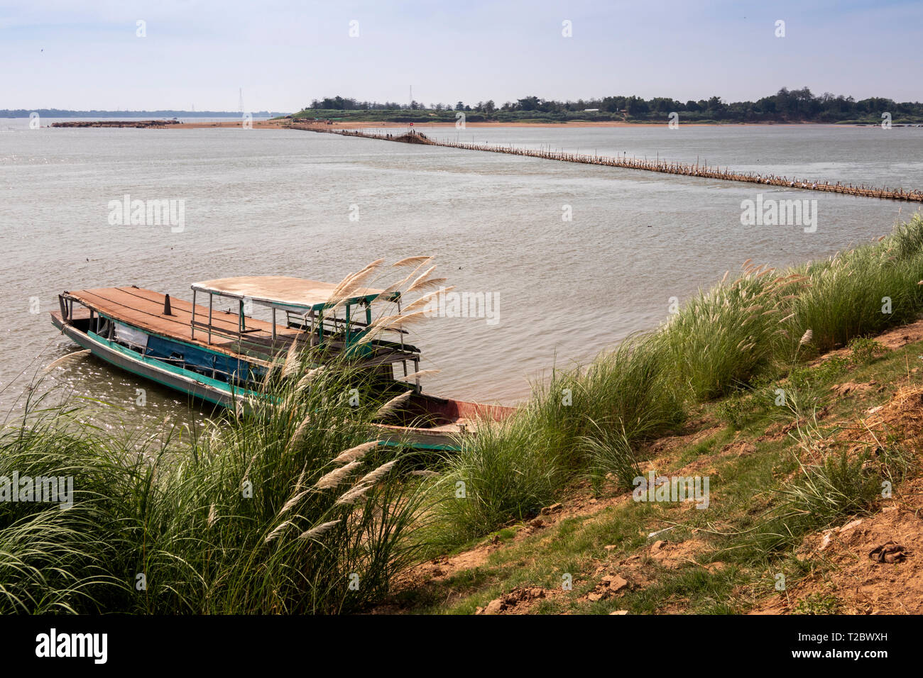 Cambogia, Kampong (Kompong Cham), Koh Paen; costruiti a mano il bambù ponte che collega il fiume isola di Ko penna Foto Stock