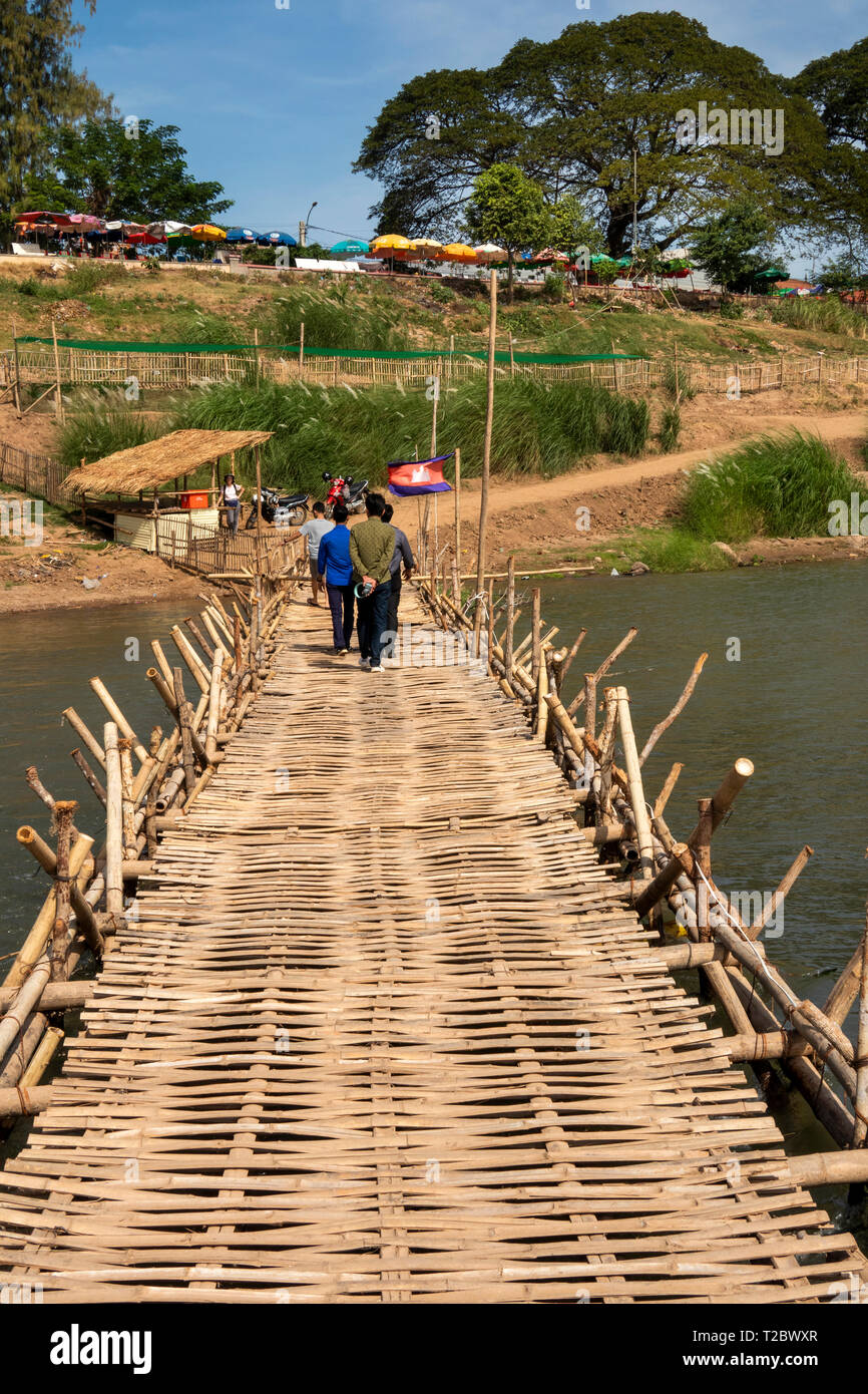 Cambogia, Kampong (Kompong Cham), Koh Paen; isolani attraversando costruiti a mano il bambù ponte che collega il fiume isola di Ko penna Foto Stock