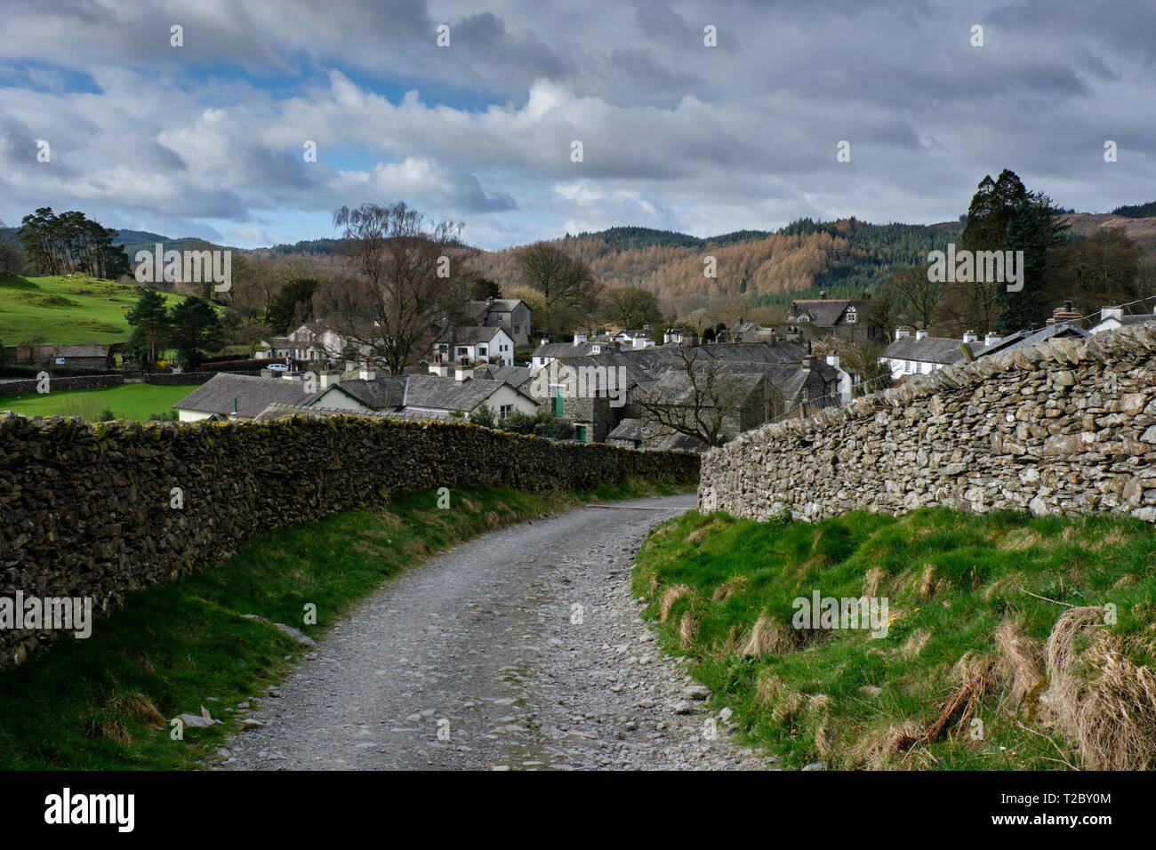 La via che conduce verso il basso nel Near Sawrey, vicino Hawkshead, Lake District, Cumbria Foto Stock