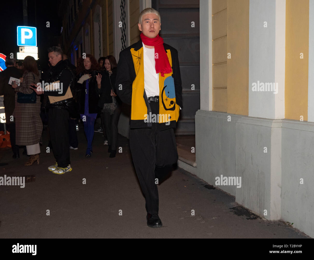 12 gennaio 2019 Milano, Italia: Street style abiti prima e dopo Versace fashion show durante la MFW 2019 uomo autunno/inverno Foto Stock