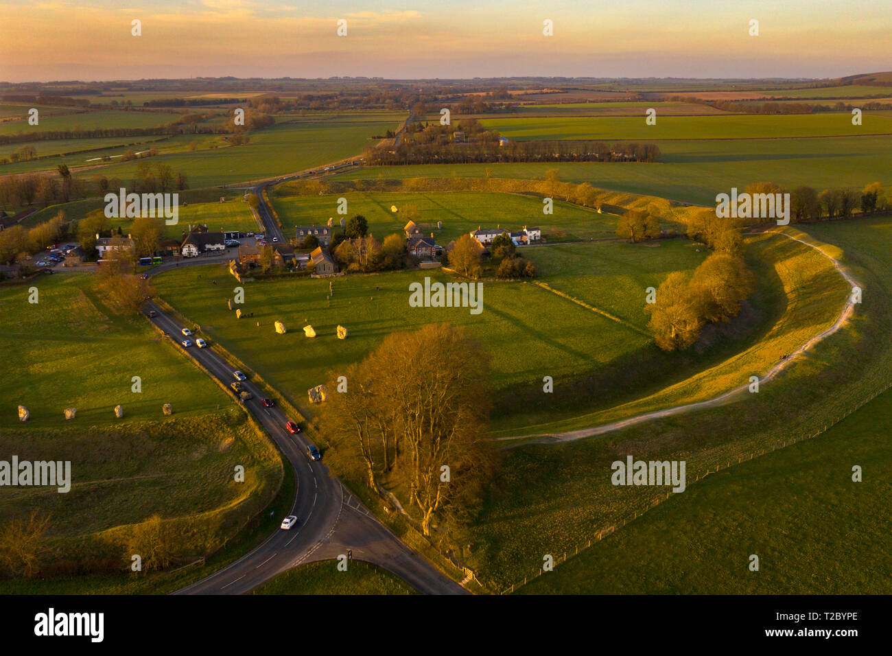 Avebury villaggio neolitico e il cerchio di pietra da un drone,Wiltshire ,l'Inghilterra,UK Foto Stock