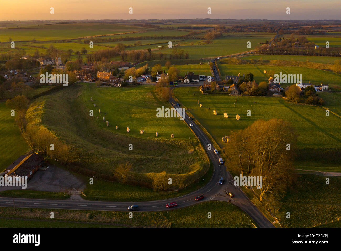 Avebury villaggio neolitico e il cerchio di pietra da un drone,Wiltshire ,l'Inghilterra,UK Foto Stock