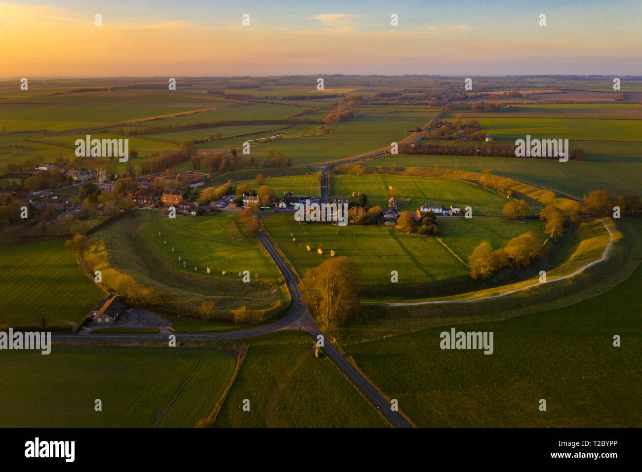 Avebury villaggio neolitico e il cerchio di pietra da un drone,Wiltshire ,l'Inghilterra,UK Foto Stock