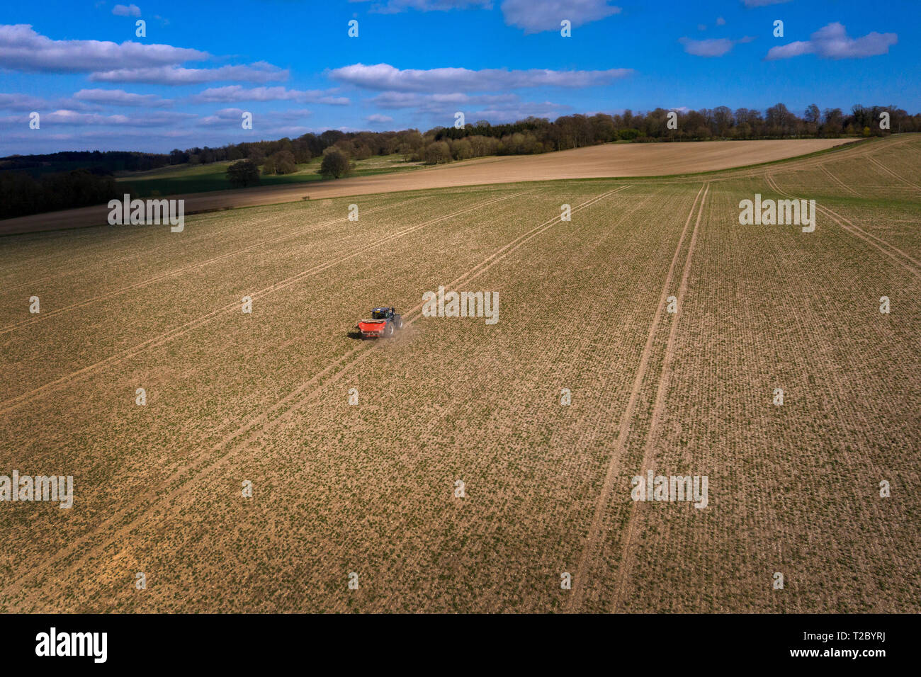 Trattore concime spargimento sul campo dal di sopra con Drone ,l'Inghilterra,UK Foto Stock