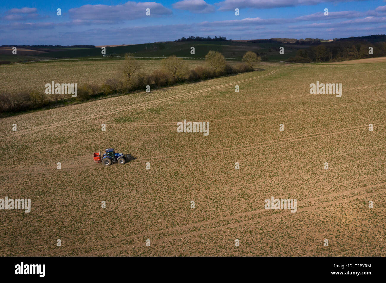 Trattore concime spargimento sul campo dal di sopra con Drone ,l'Inghilterra,UK Foto Stock