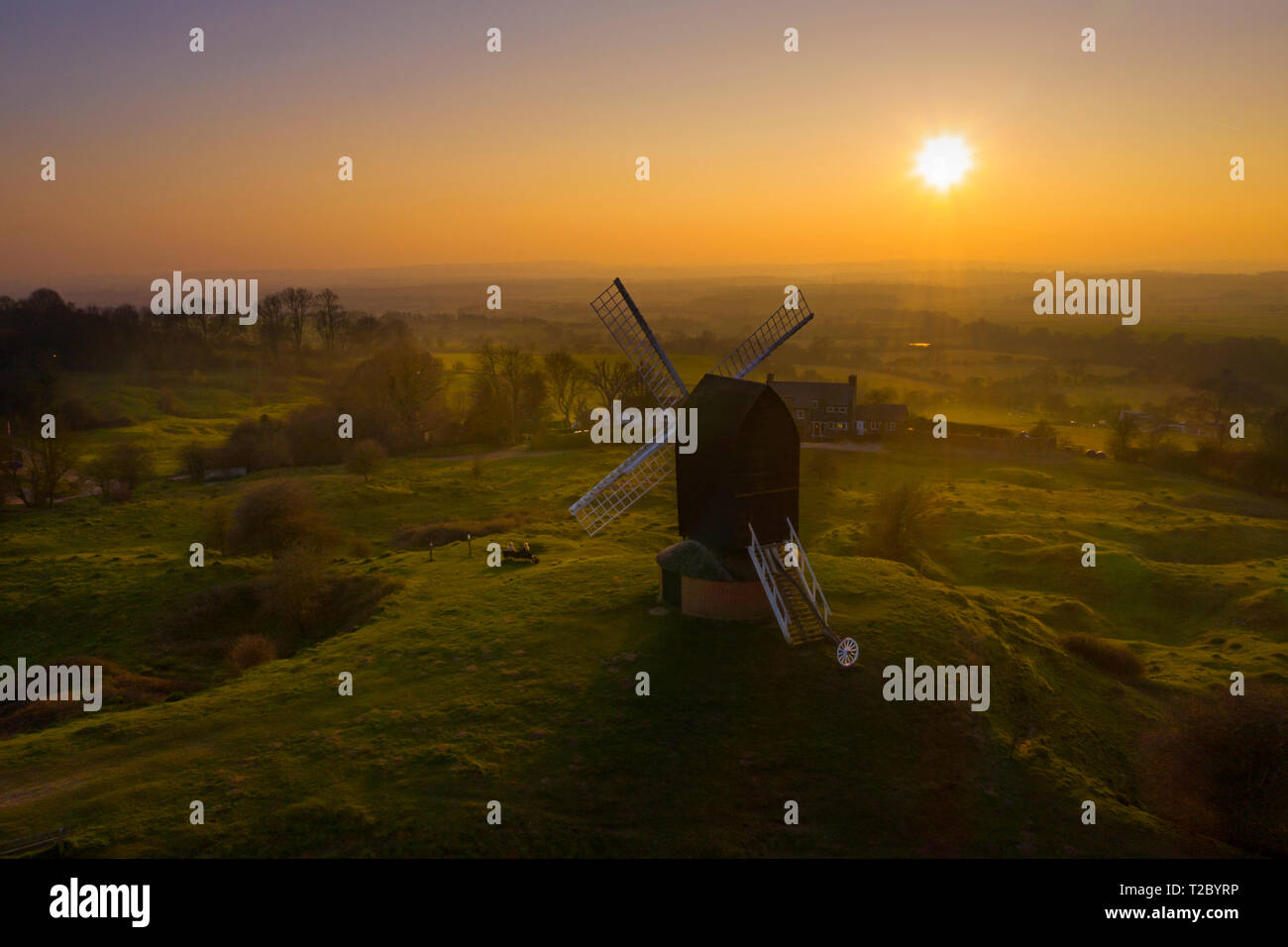 Il mulino a vento di Brill al tramonto dal di sopra con un drone,Oxfordshire ,l'Inghilterra,UK Foto Stock