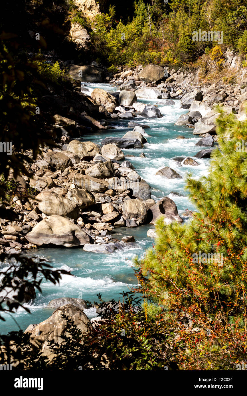 Marsyangdi River Valley. Himalaya, Annapurna Conservation Area. Fiume di montagna in Nepal. Foto Stock