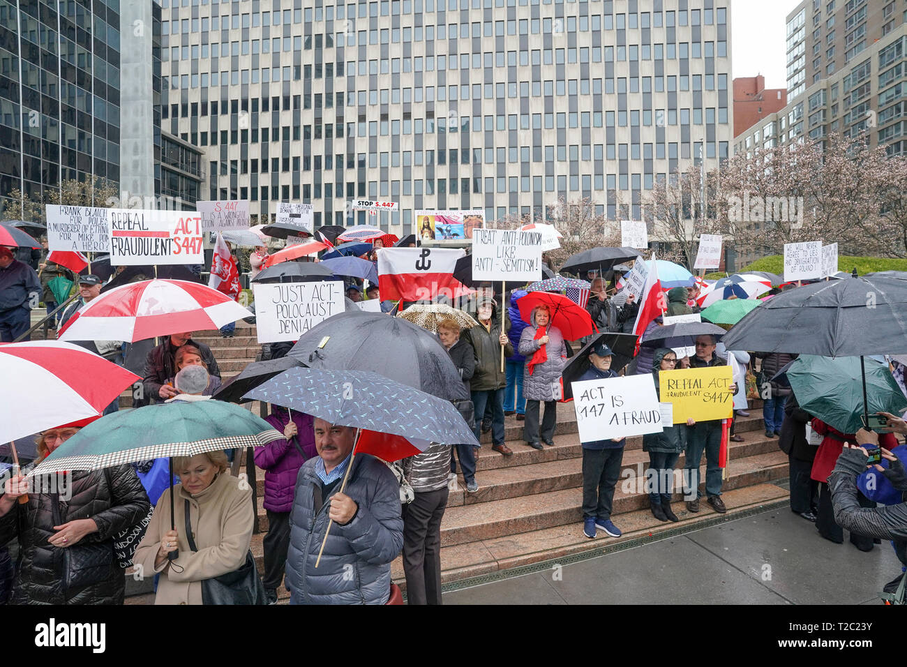 Il polacco americani tenere rally contro un S.447 e H.R. 1226 cambiali firmato dal presidente Trump che supporta le vittime della Shoah e delle loro famiglie per restituzione e recupero della proprietà in Federal Plaza. (Foto di Lev Radin / Pacific Stampa) Foto Stock