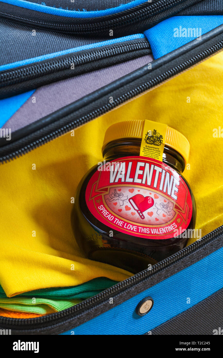 Edizione speciale giara di Valentine Marmite da Unilever, diffondere l  amore di San Valentino, pranzo in valigia pronto per le vacanze Foto stock  - Alamy