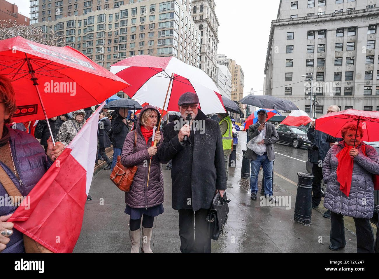 Janusz Sporek parla al rally organizzato dal polacco americani contro S.447 firmato dal presidente Trump che supporta le vittime della Shoah e delle loro famiglie in Federal Plaza (foto di Lev Radin / Pacific Stampa) Foto Stock