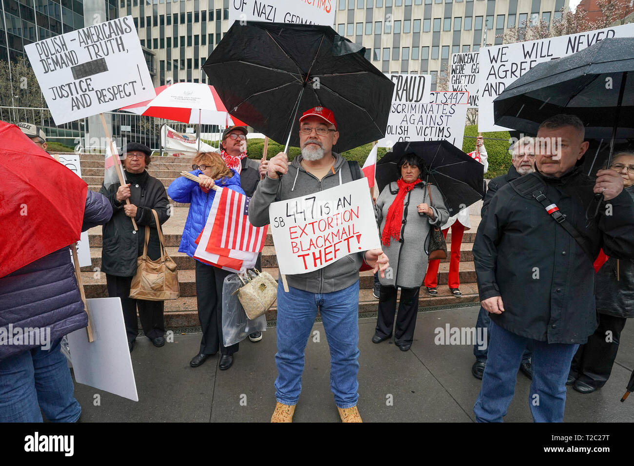 Il polacco americani tenere rally contro un S.447 e H.R. 1226 cambiali firmato dal presidente Trump che supporta le vittime della Shoah e delle loro famiglie per restituzione e recupero della proprietà in Federal Plaza. (Foto di Lev Radin / Pacific Stampa) Foto Stock
