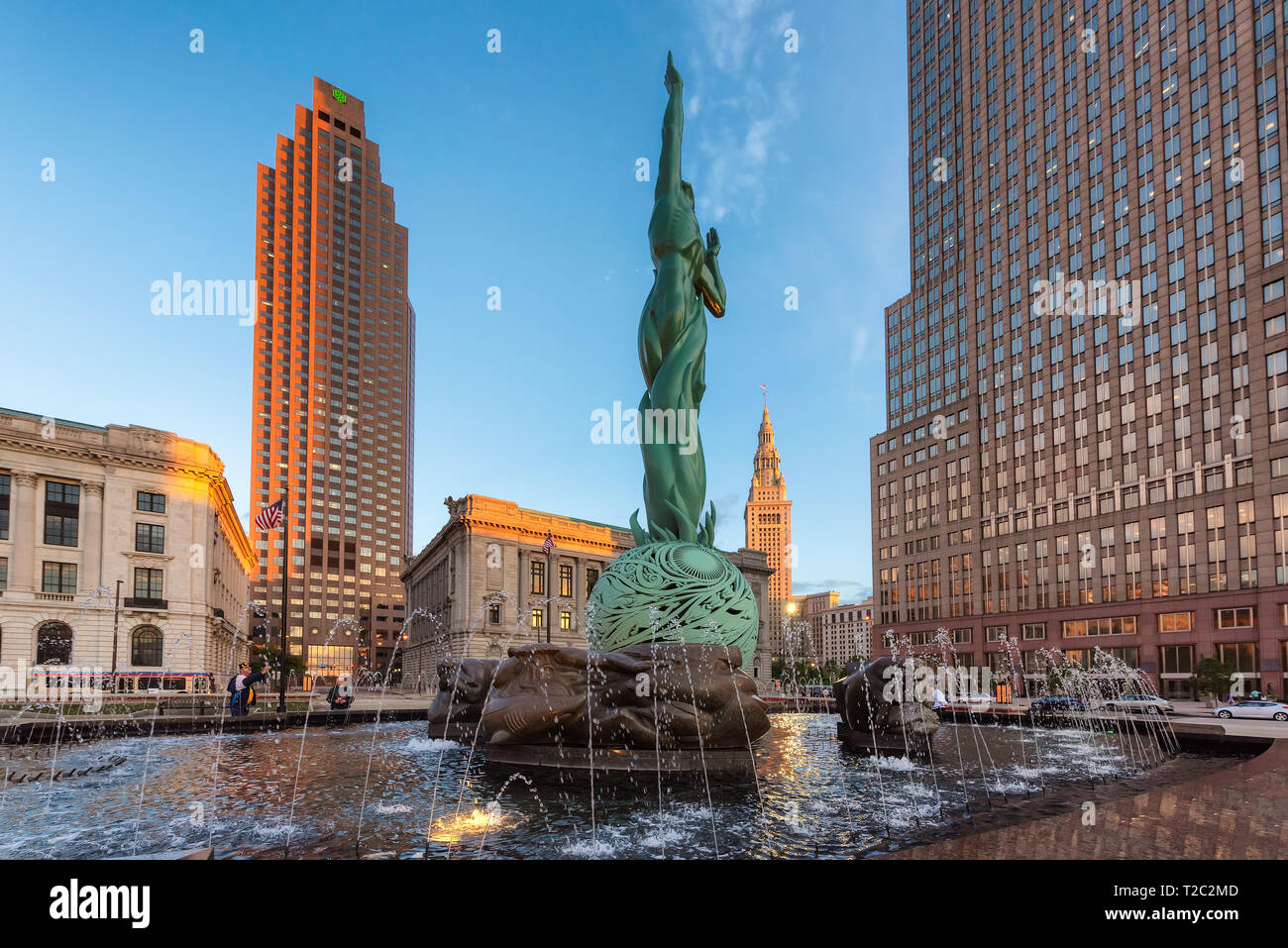 Cleveland Downtown al tramonto e la fontana della vita eterna statua Foto Stock