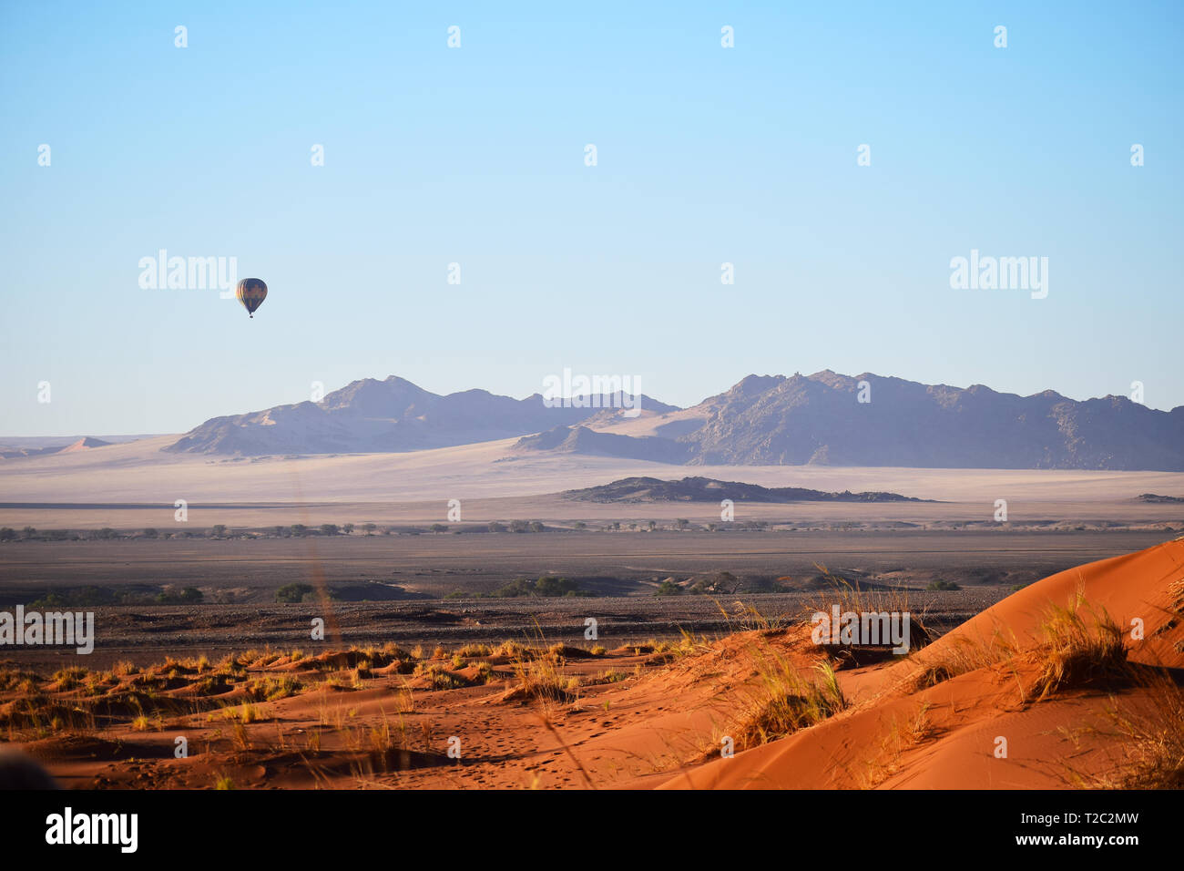 Mongolfiera e sport aerei palloncino salire sopra il deserto del Namib al mattino, Namibia, Sossusvlei Foto Stock