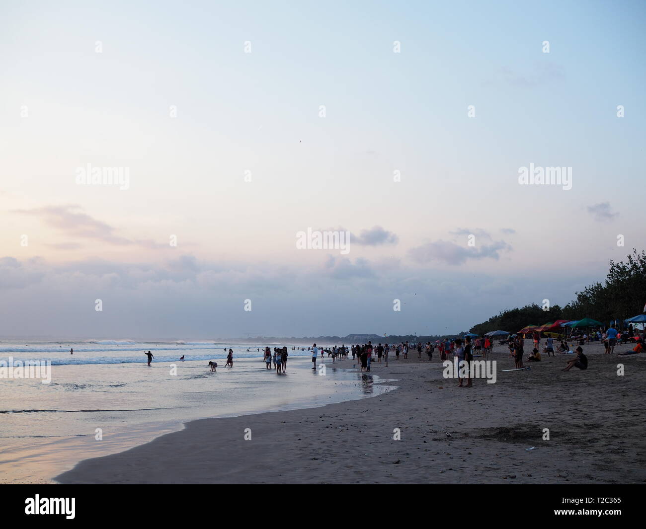 Il surf e il tramonto sulla spiaggia di Kuta Beach, Bali, Indonesia Foto Stock