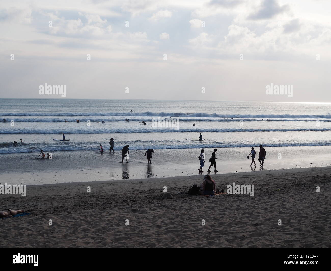 Il surf e il tramonto sulla spiaggia di Kuta Beach, Bali, Indonesia Foto Stock