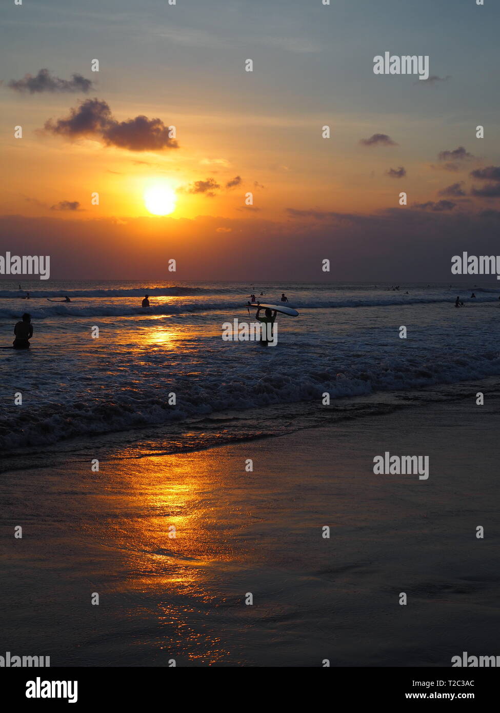 Il surf e il tramonto sulla spiaggia di Kuta Beach, Bali, Indonesia Foto Stock