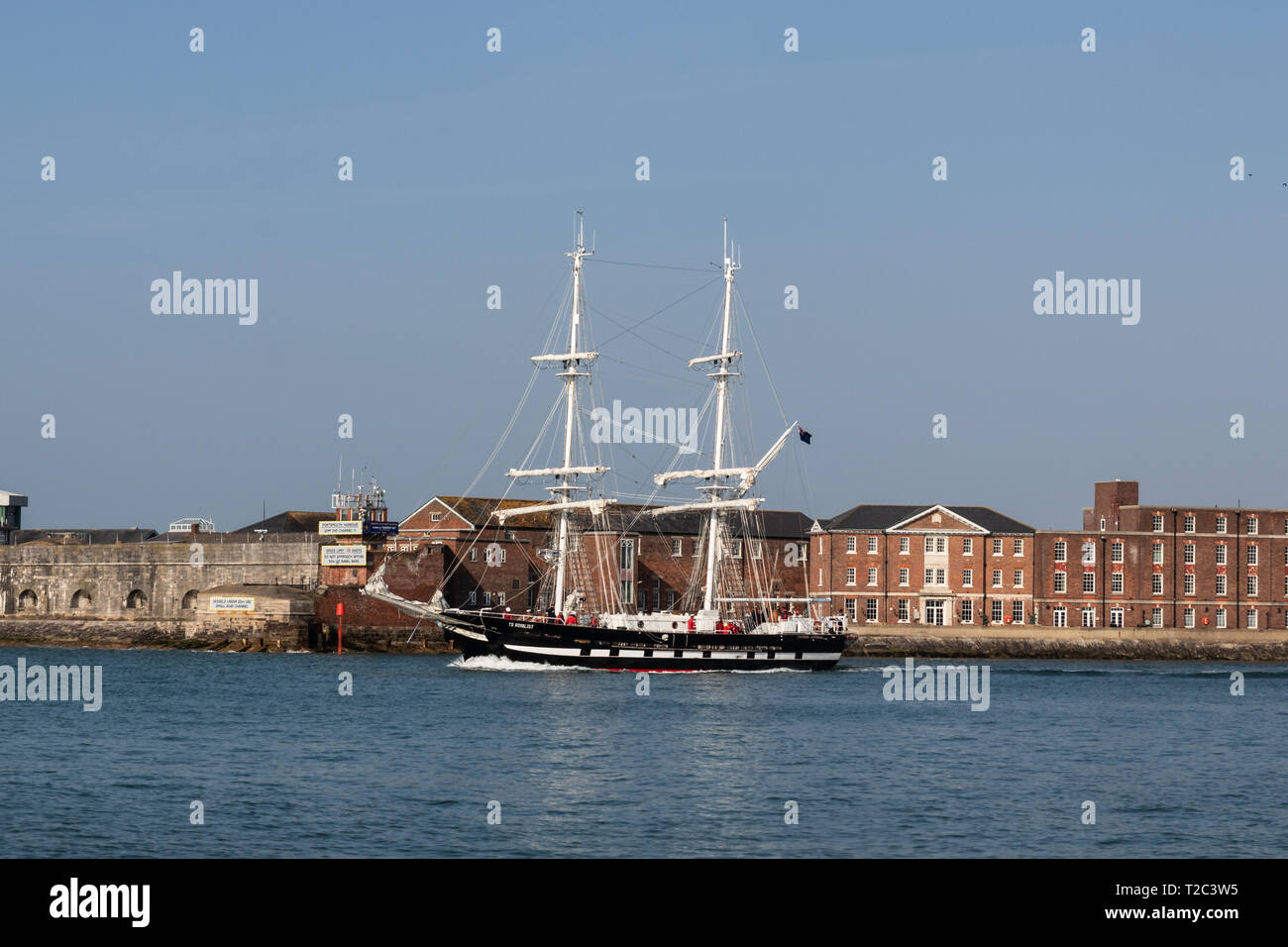 Tall Ship lasciando il porto di Portsmouth Foto Stock