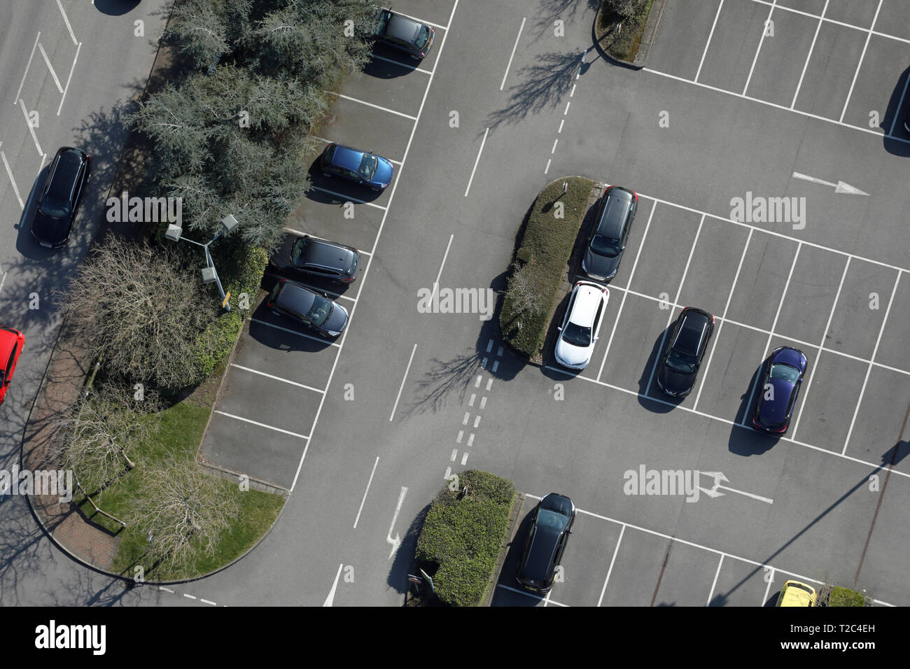 Verticale vista aerea di automobili parcheggiate nel parcheggio, REGNO UNITO Foto Stock