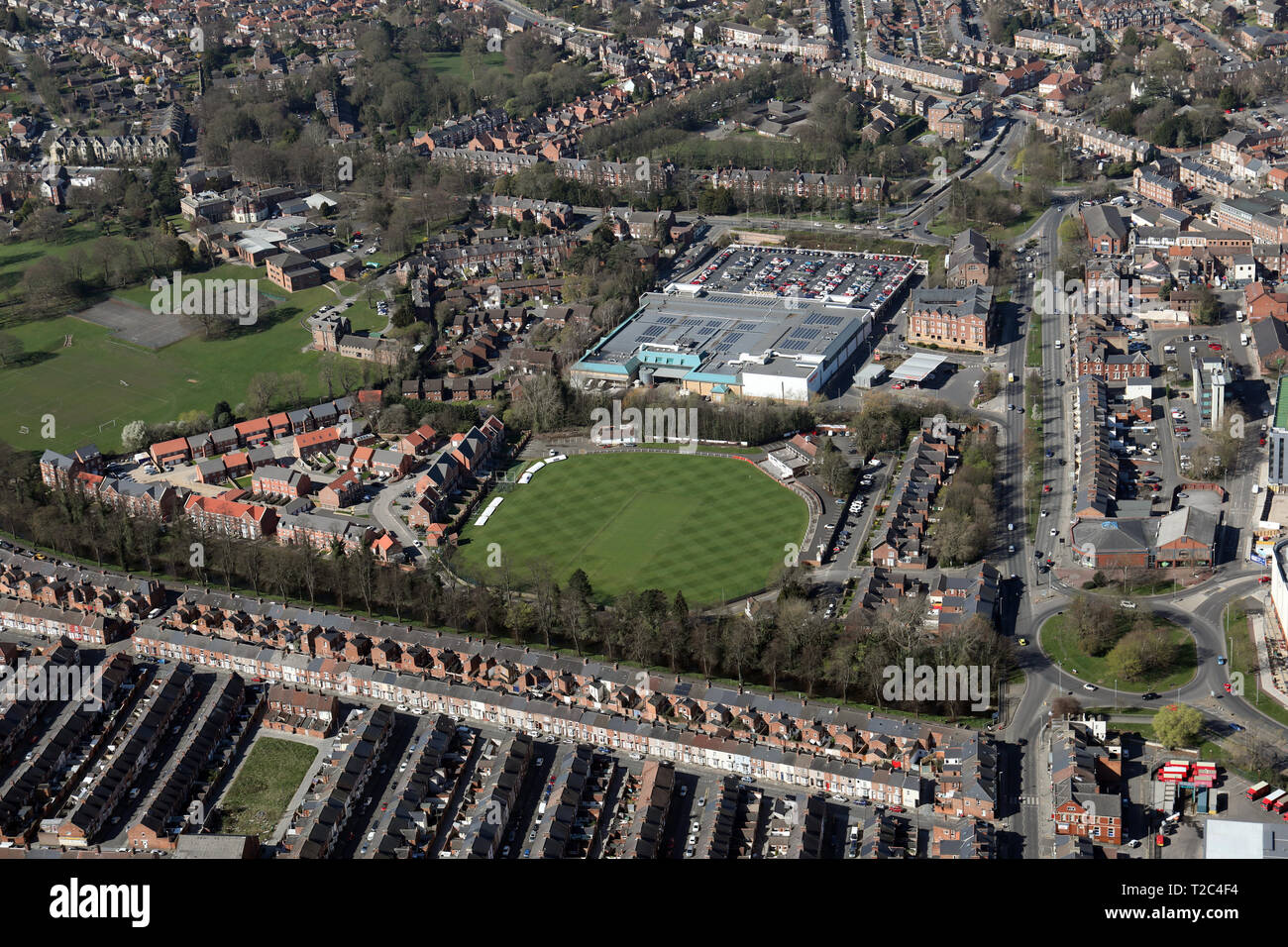 Vista aerea di Darlington Cricket & Athletic Club & Sainsburys Superstore, Darlington Foto Stock