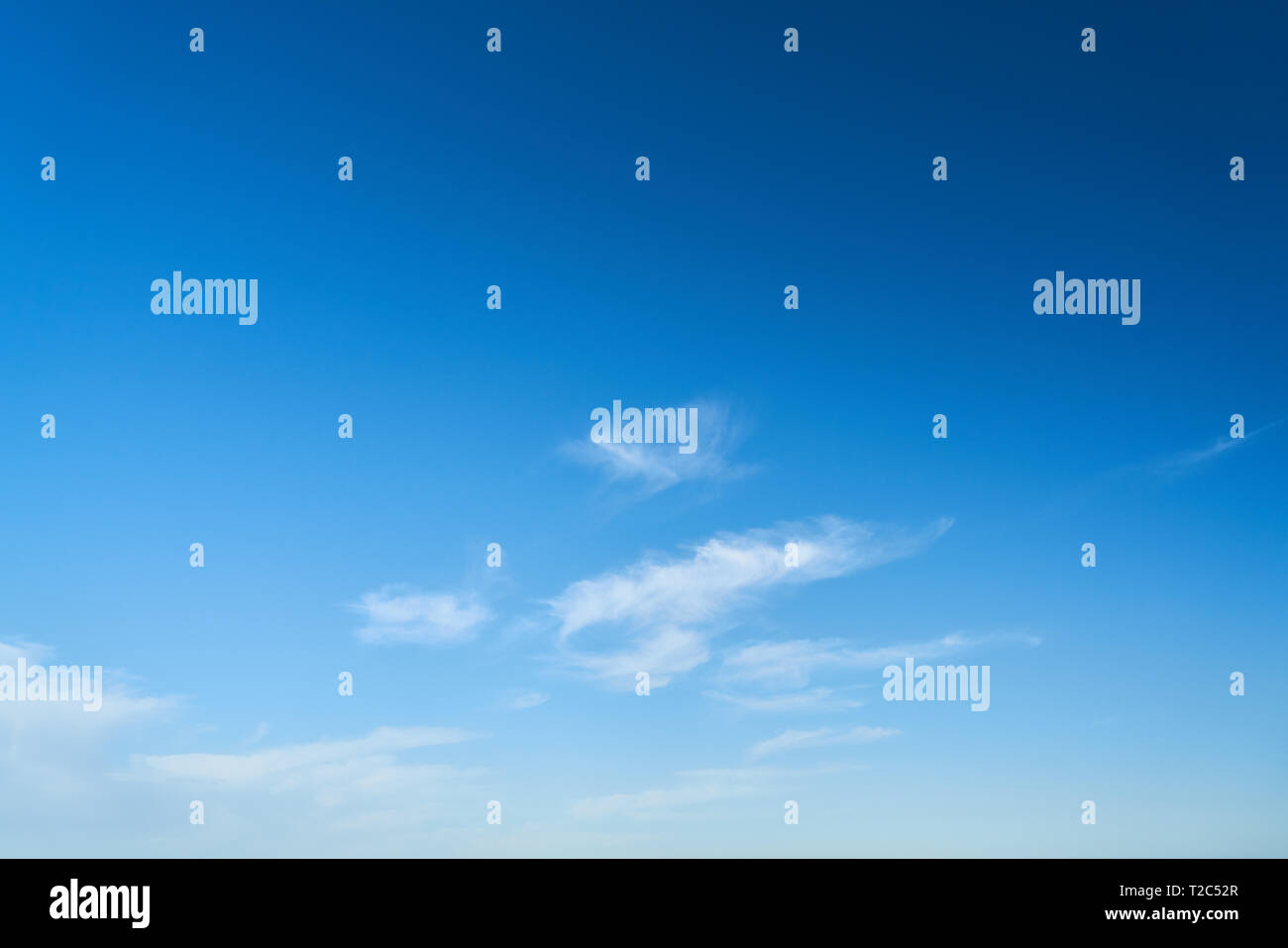 Poco bianche nuvole nel cielo blu Foto Stock