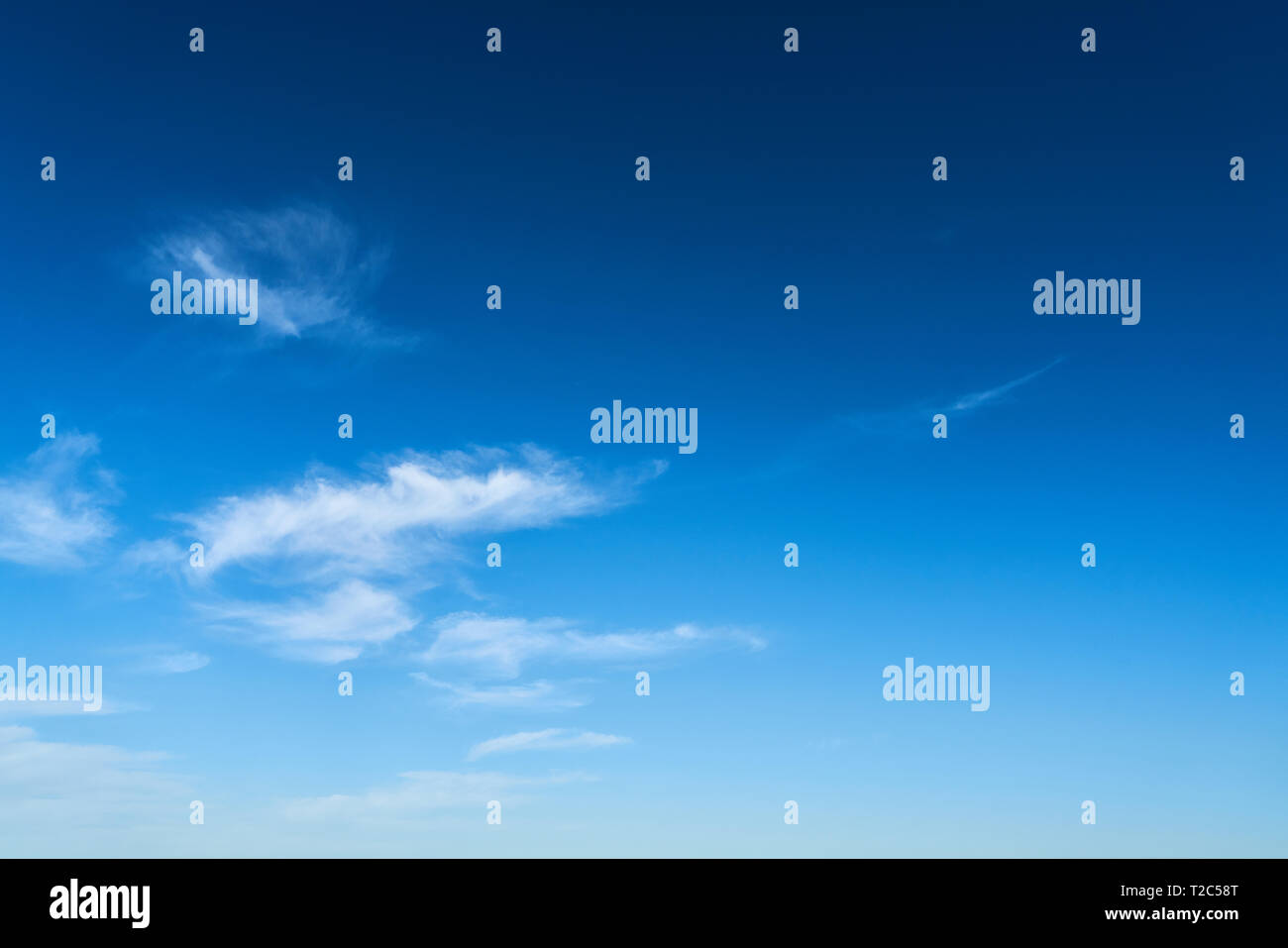 Il cielo blu con nuvole bianche al giorno Foto Stock