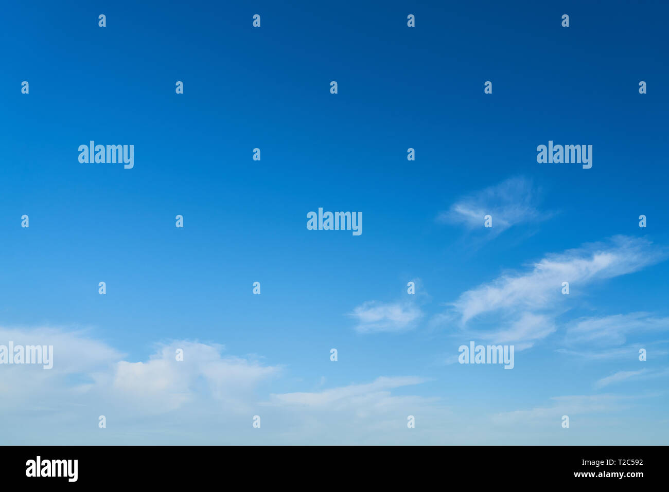 Idilliaco blu cielo con poche nuvole bianche Foto Stock