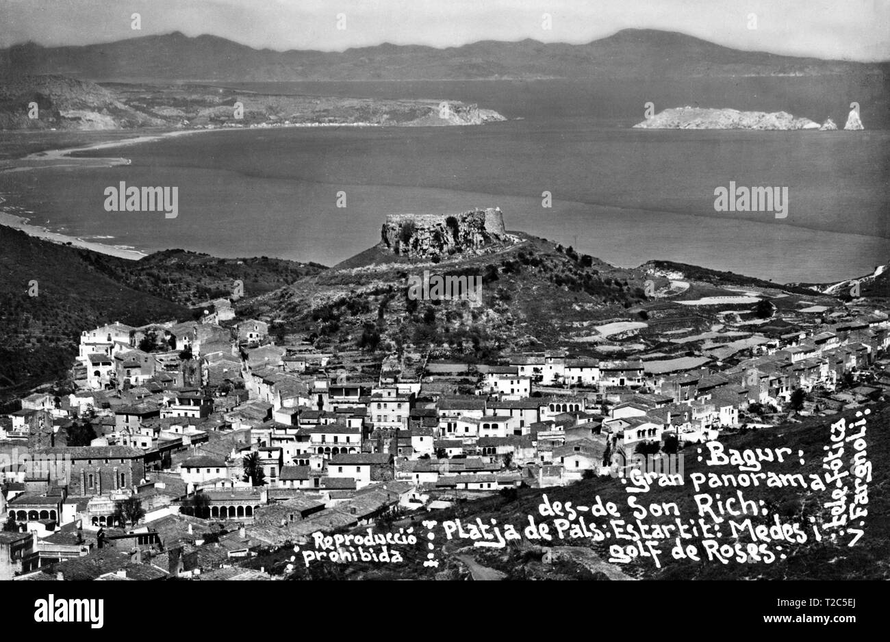 Tarjeta postal, gran panorama de Bagur, Playa de Pals, islas Medas, y golfo de Rosas (Girona). Fotografía de Valentí Fargnoli Yannetta (1885-1944). Año 1926. Foto Stock