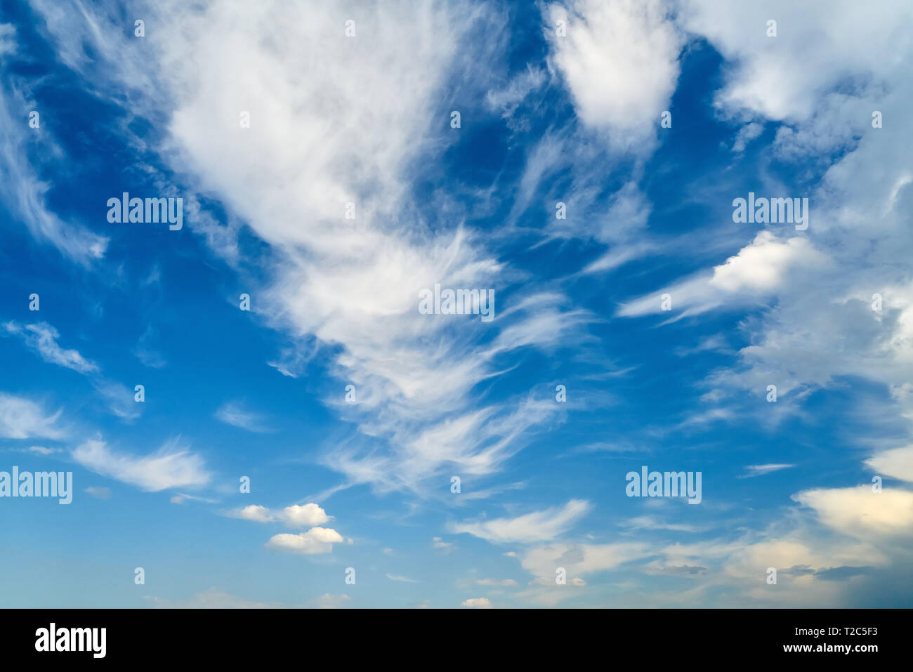Molte nuvole bianche nel cielo blu al giorno Foto Stock