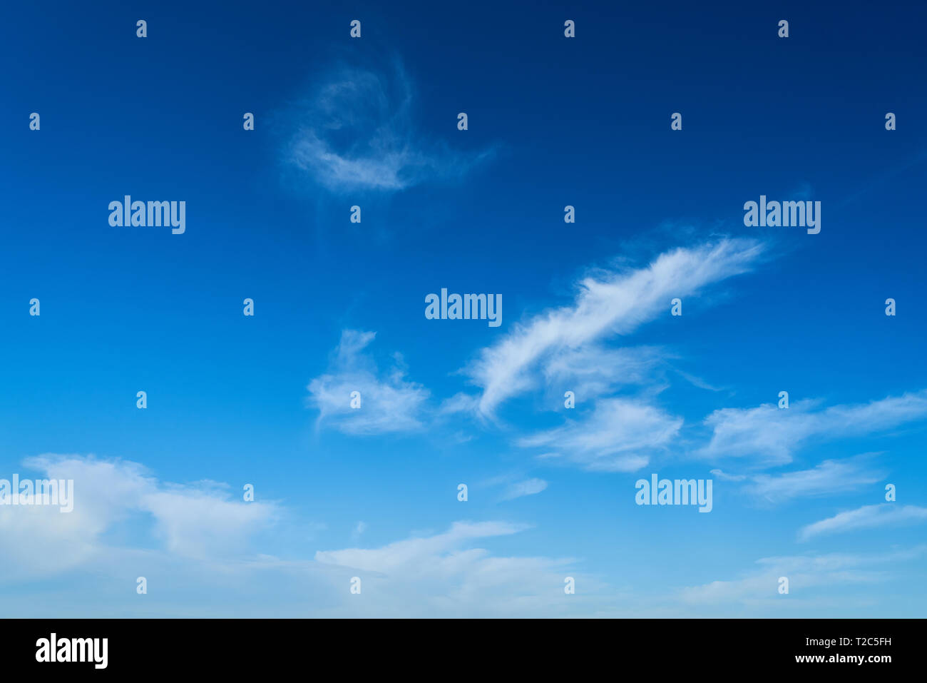 Poco bianco delle nuvole nel cielo blu in estate Foto Stock