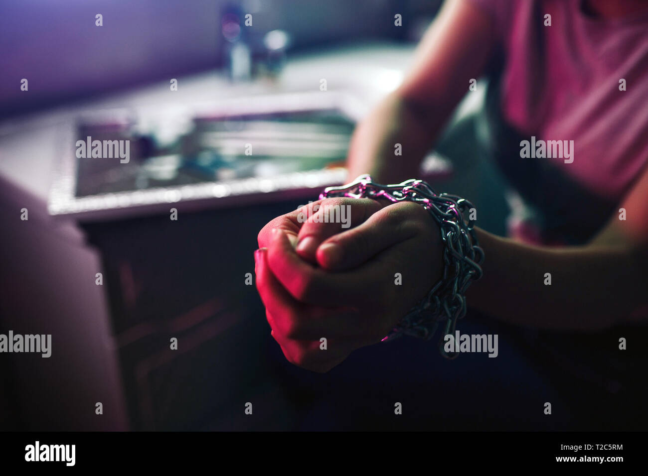 La droga legare le mani. Scegli la vita non droghe. Close-up di donna legata mani con catena metallica nei night club di servizi igienici. Ossessione e dolore. Per trovare vie di uscita Foto Stock