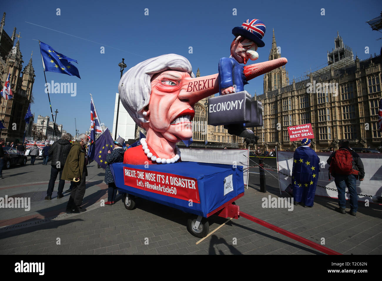 Dimostranti Anti-Brexit vicino College Green presso la sede del Parlamento, Westminster, London, precedendo l'ultima tornata di discussioni in seno alla Camera dei comuni riguardanti questioni Brexit. Foto Stock