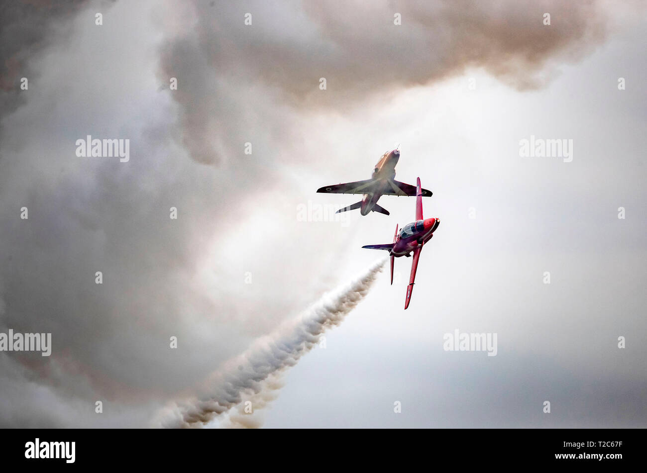 Le frecce rosse di prove al di sopra di RAF Linton On Ouse nello Yorkshire, durante la prima visualizzazione del loro 2019 stagione lontano da RAF Scampton. Foto Stock