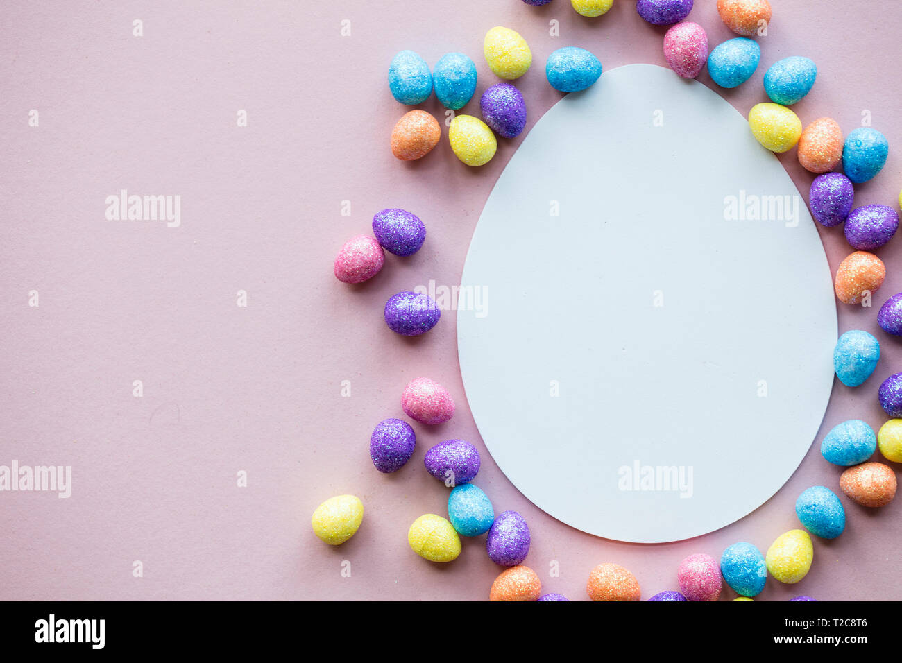 Uovo di Pasqua lay sfondo piatto. Vuoto uovo bianco pronto per il testo Foto Stock