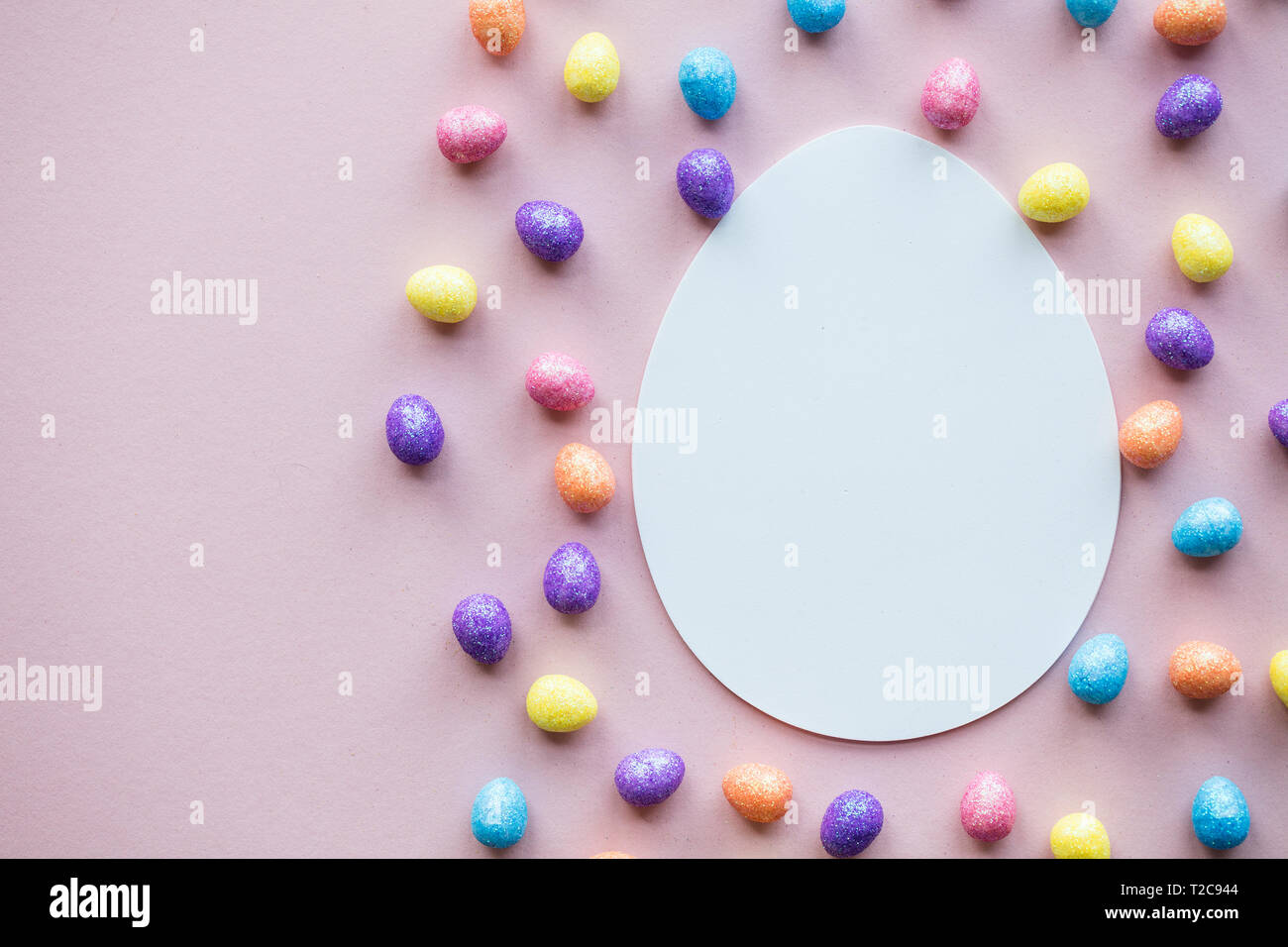 Uovo di Pasqua lay sfondo piatto. Vuoto uovo bianco pronto per il testo Foto Stock