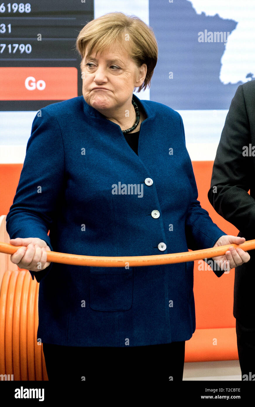 Hannover, Germania. 1 Aprile, 2019. All'inizio della fiera di Hannover, il Cancelliere tedesco Angela Merkel (CDU) camminerà attraverso il polo espositivo e tenere un cavo in Lapp le mani al stand aziendale e. Il paese partner per questo anno la fiera è la Svezia. Credito: Hauke-Christian Dittrich/dpa/Alamy Live News Foto Stock