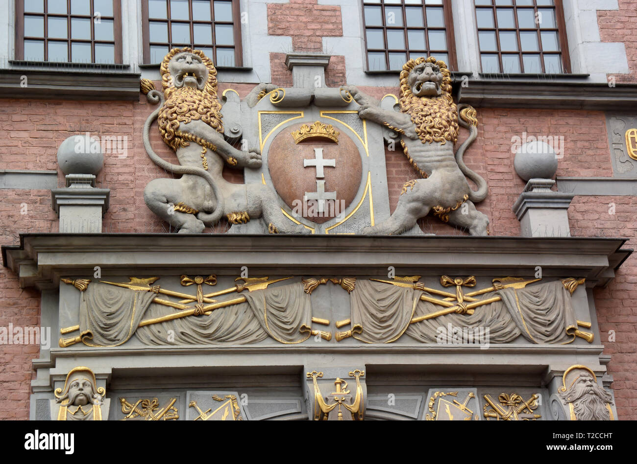 Danzica, Polonia. 08 Luglio, 2018. Il grande armeria con i lions e lo stemma di Danzica a fronte orientale al Jopengasse in Gdansk. L'Armeria è stato costruito tra il 1600 e il 1609. Gdansk (in polacco Gdansk) è una città portuale sulla costa baltica della Polonia. Credito: Holger Hollemann/dpa/Alamy Live News Foto Stock